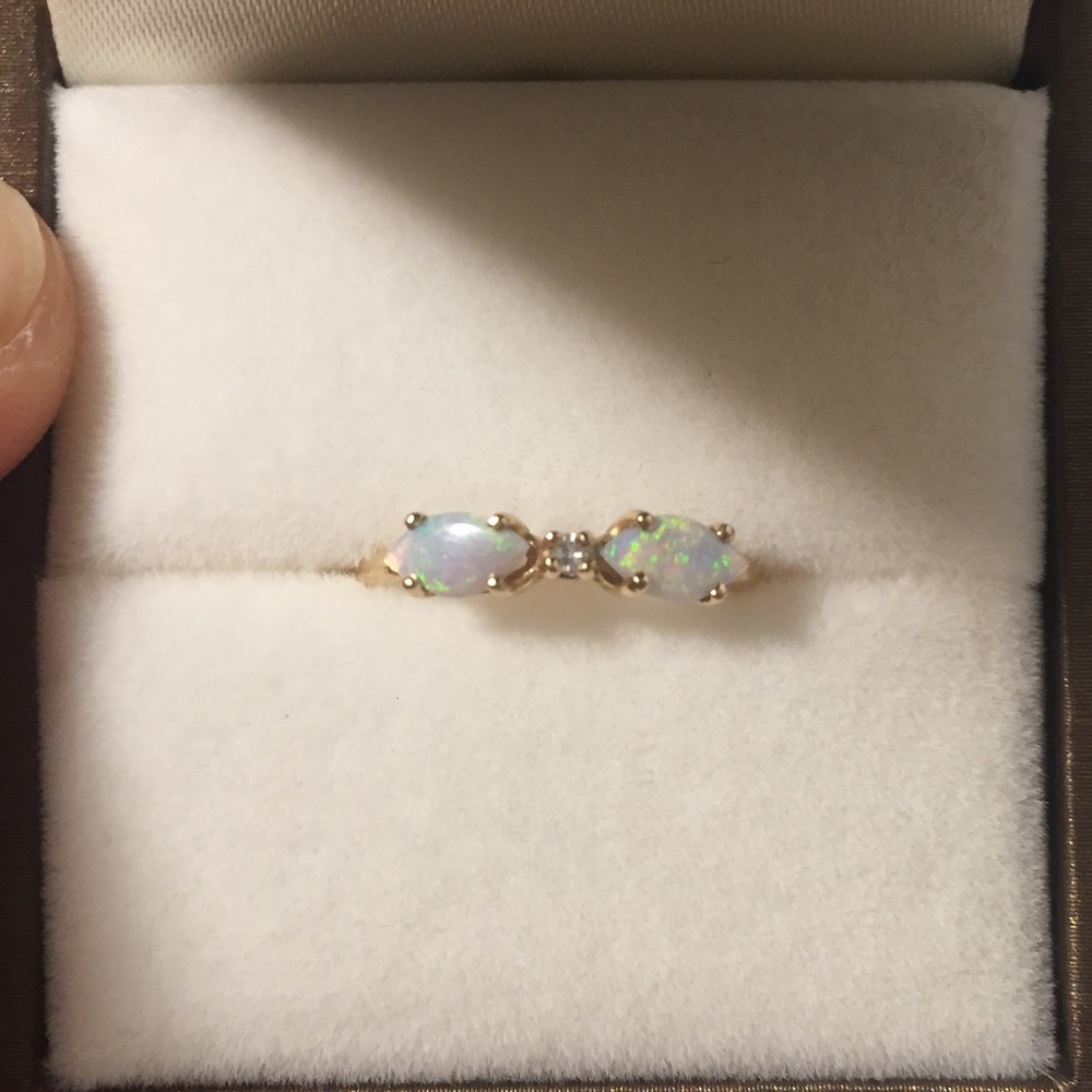 Vintage 14k gold natural opal and diamond ring